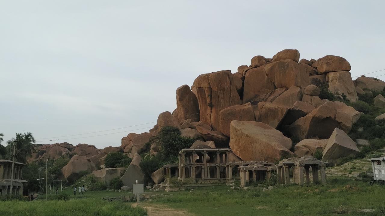 Hotel Varsha Hampi Extérieur photo